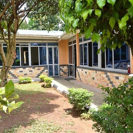 Merian Gardens And Guest House Mukono Town Экстерьер фото